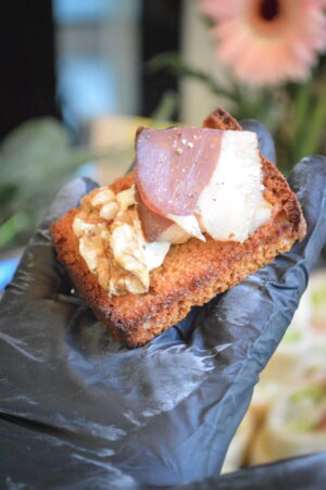 Toast de magret fumé, crème au bleu et noix – Image 2