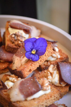Toast de magret fumé, crème au bleu et noix