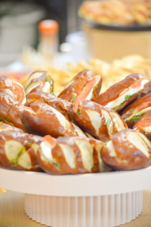 Sandwich bretzel tomate, mozzarella et pesto – Image 2
