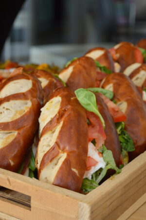 Sandwich bretzel tomate, mozzarella et pesto