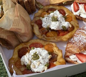 Tatin de tomates cerises, burrata et pesto
