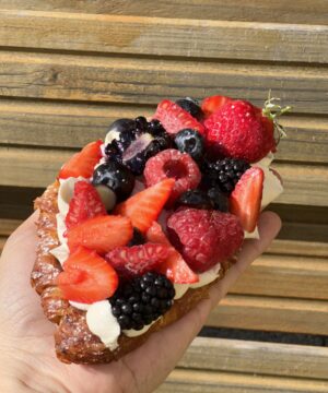 Flat croissant, chantilly et fruits frais – Image 2
