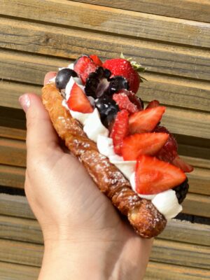 Flat croissant, chantilly et fruits frais